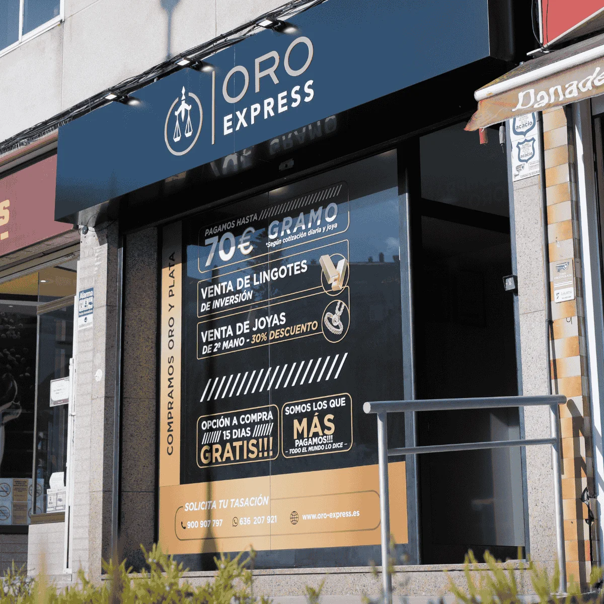 Escaparate de la tienda de Oro Express con vinilos sobre la compra de oro y lingotes