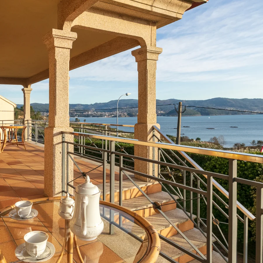 Terraza de una vivienda con vistas al mar