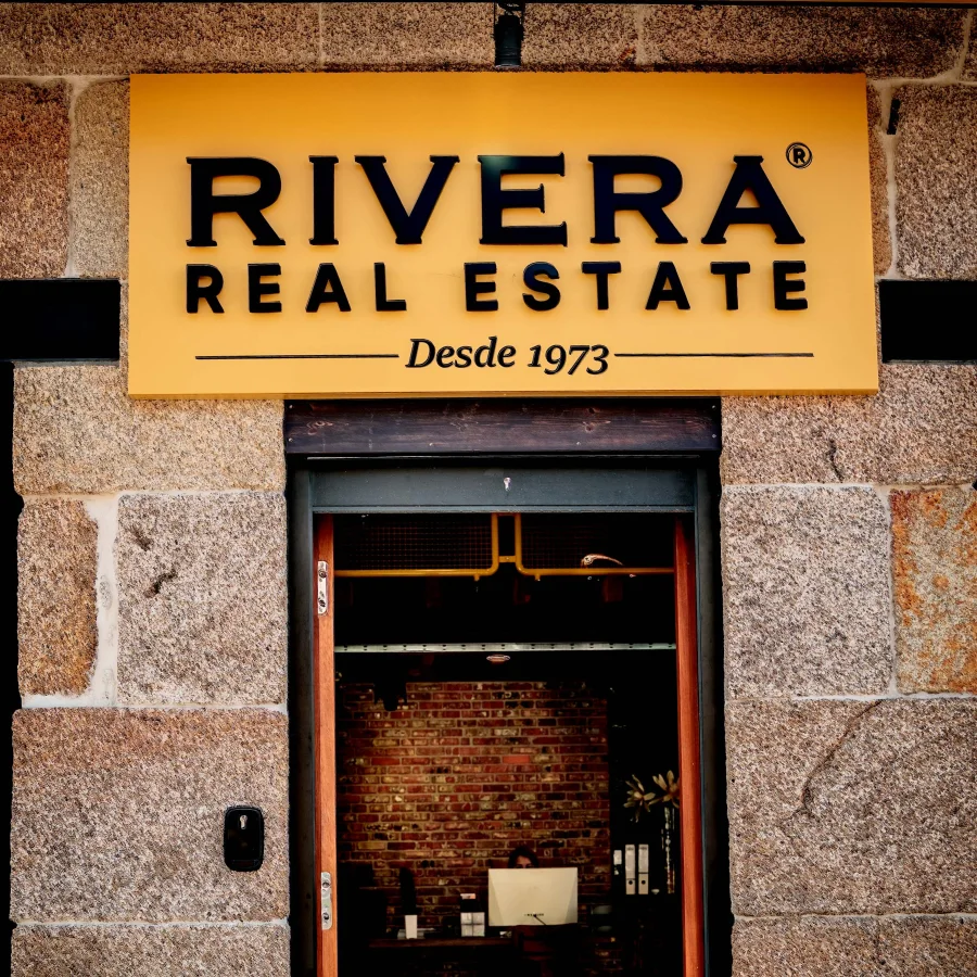 Rótulo dorado de Rivera Real Estate, «Desde 1973», sobre la entrada de su oficina
